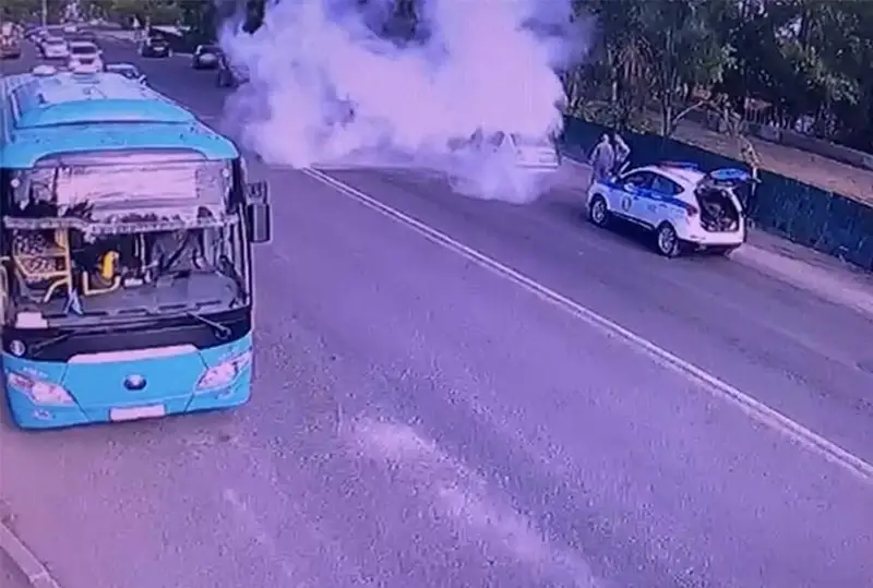 Автомобиль загорелся прямо на проезжей части в Караганде