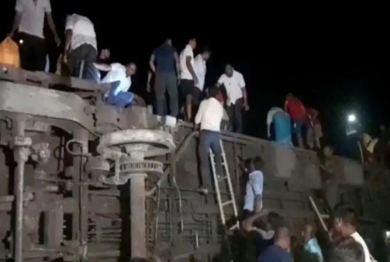 50 человек погибли, 500 получили травмы в катастрофе на железной дороге в Индии