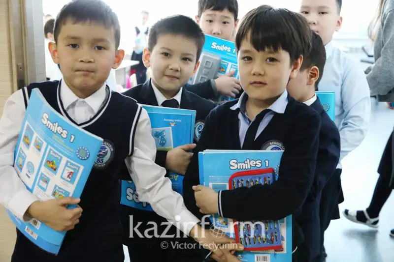 С уроков добропорядочности начался новый учебный год в Казахстане