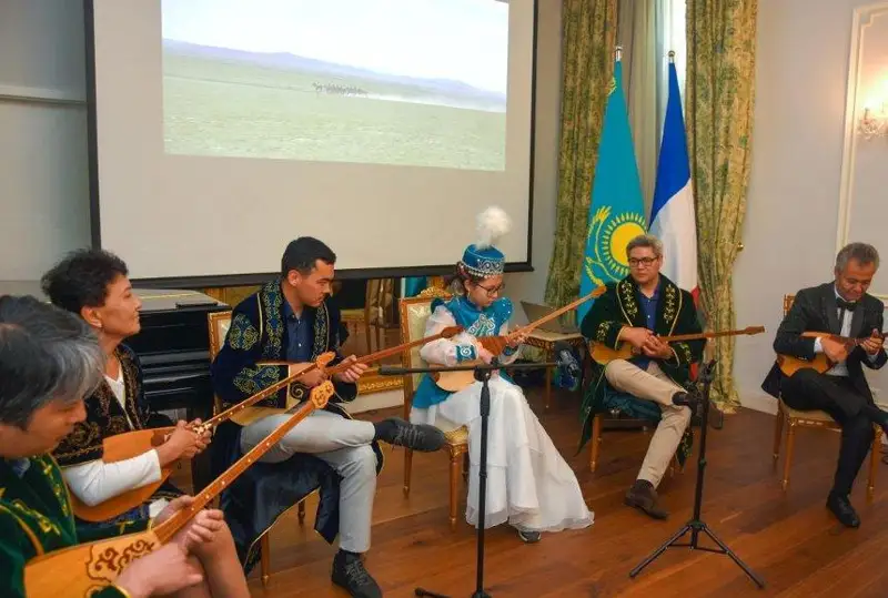 Parıjde Dombyra kúni atalyp ótti