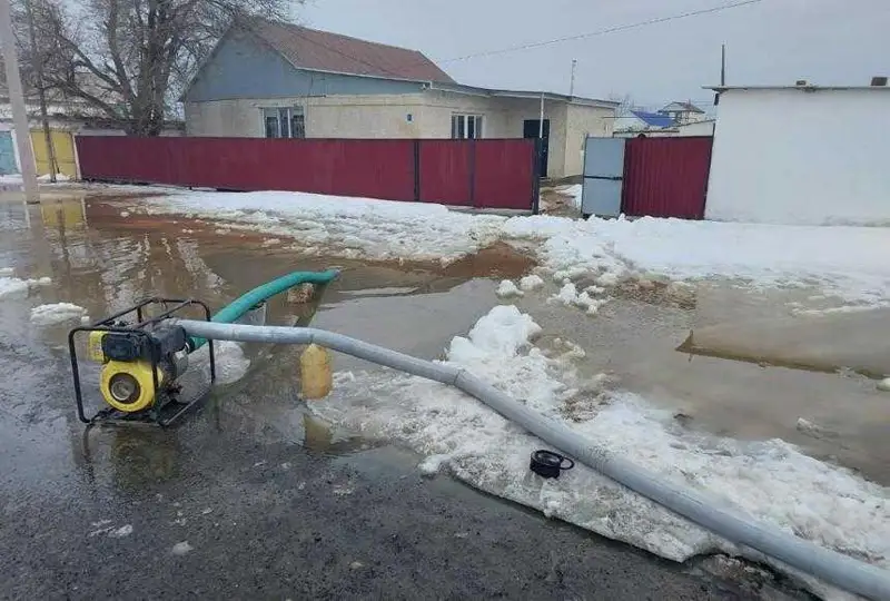 Атырау облысының бірнеше ауылында еріген қар суы сорылып жатыр