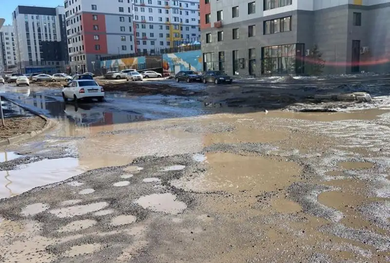 Kóshedegi asfalt qarmen birge erip jatqandaı – Jeńis Qasymbek