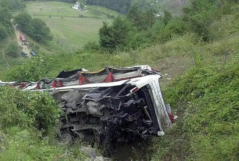 Úndistanda jolaýshylar avtobýsy órtenip, 25 adam qaza tapty