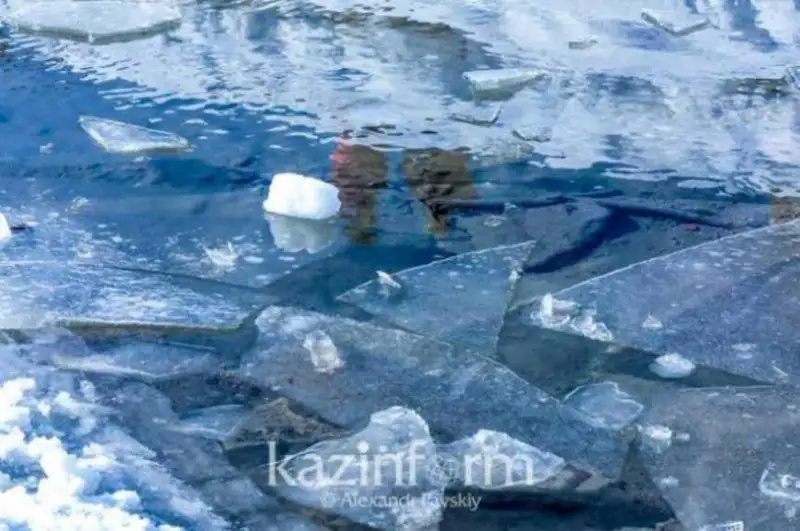 Astanada áskerı qyzmetshi muz astyna qulap ketken balany qutqardy
