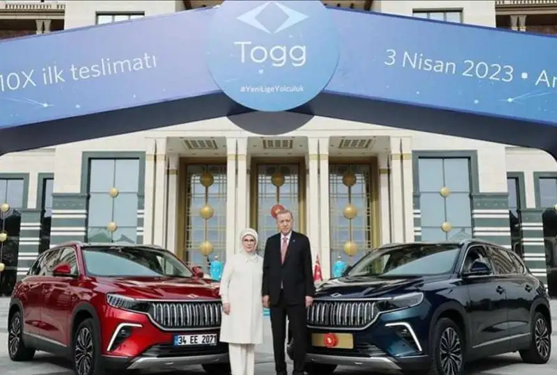 Túriktiń tuńǵysh elektr kóligin birinshi bolyp el basshysy Erdoǵan ıelendi