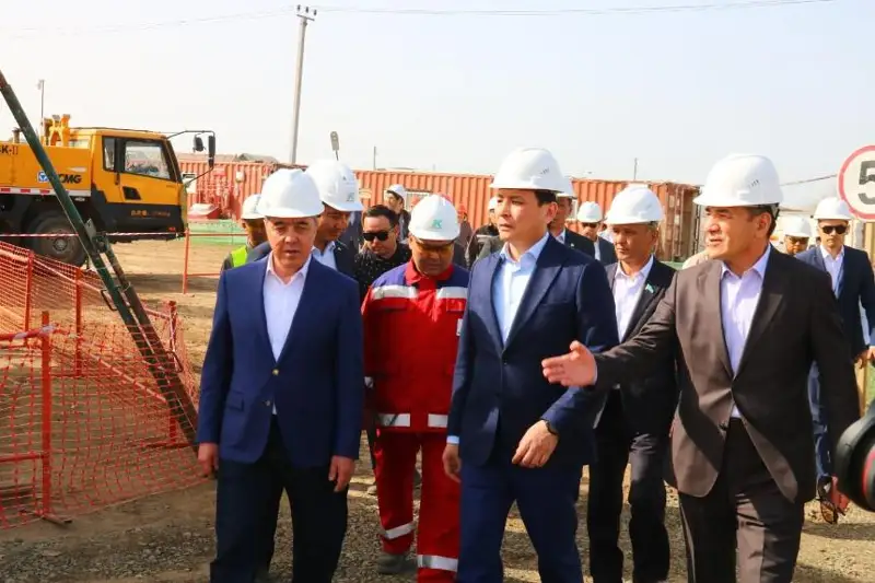 Vıtse-premer Altaı Kólginov BQO-da turǵyndarmen, jastarmen júzdesti