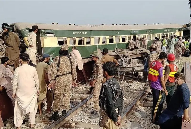Число погибших при крушении поезда в Пакистане увеличилось до 30 человек