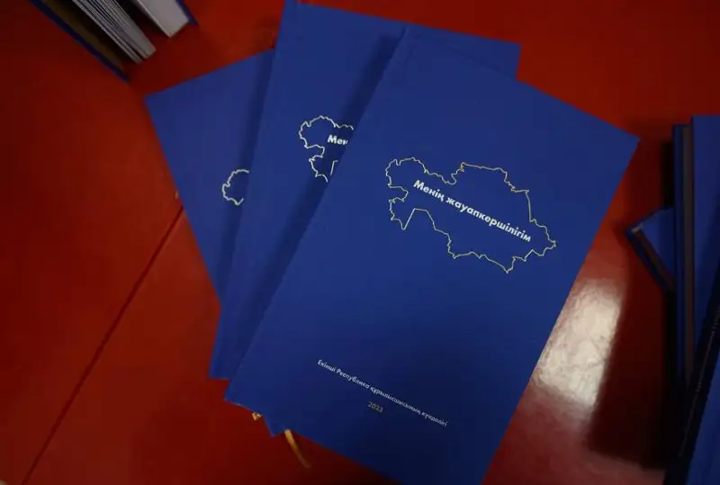 Молодые министры получили ежедневники с цитатами Президента Казахстана