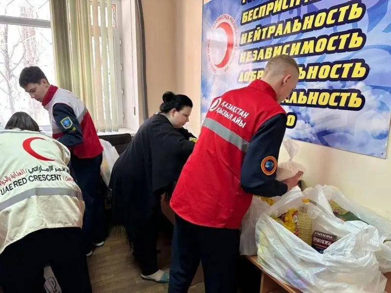 Почти 100 карагандинок получили ифтар-боксы от Общества Красного Полумесяца ОАЭ