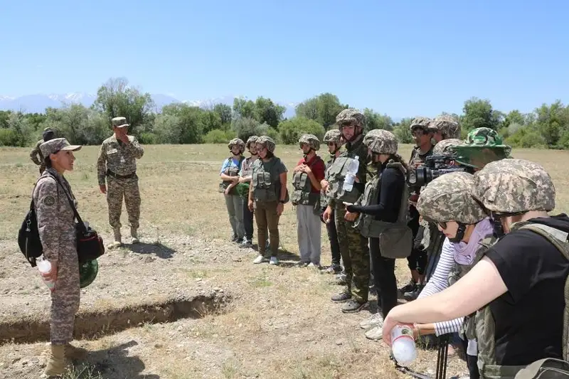 Жамбылские журналисты попробовали себя в роли военнослужащих