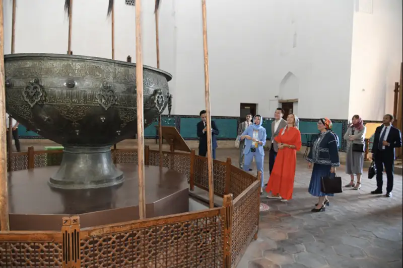UNESCO bas dırektory Qoja Ahmet ıAsaýı kesenesine bardy