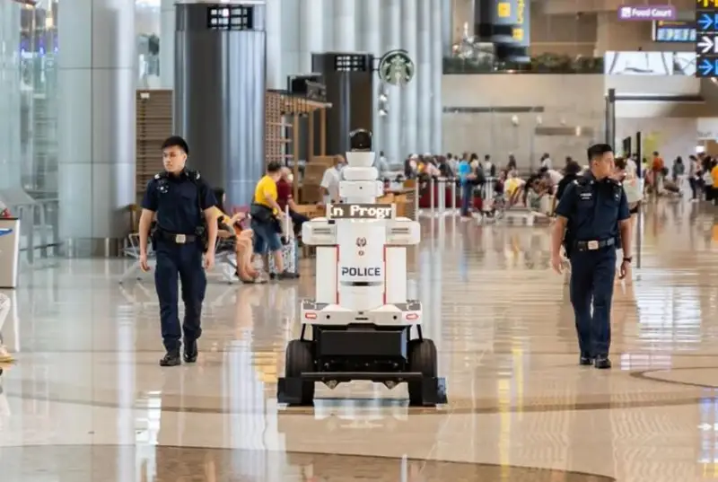 روبوت پوليتسەيلەر سينگاپۋر اۋەجايىن پاترۋلدەپ ءجۇر