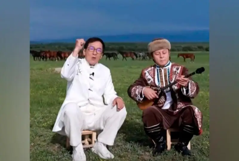 دجەكي چان دومبىراعا قوسىلىپ قىتايشا ءان ايتتى