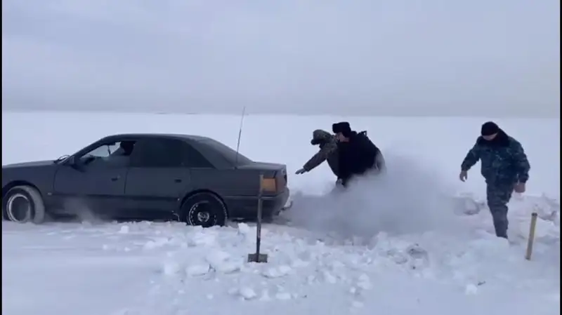 Акмолинских рыбаков вызволили из снежного плена полицейские