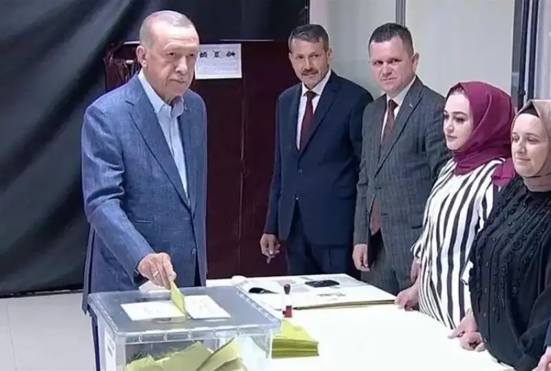 Túrkııa prezıdenti Ystanbulda prezıdent jáne parlament saılaýyna qatysty
