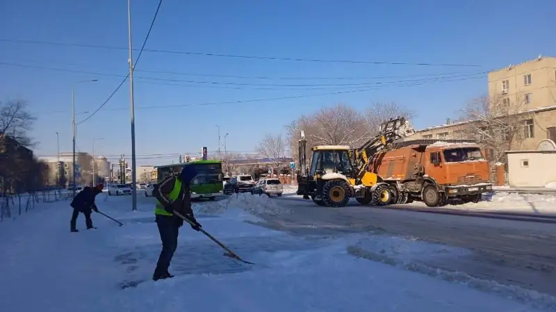 В Атырау за день из города вывезли 920 кубометров снега