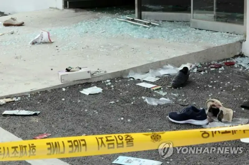 Ońtústik Koreıada júk kóligi bir top adamdy qaǵyp ketti, úsh adam qaza tapty