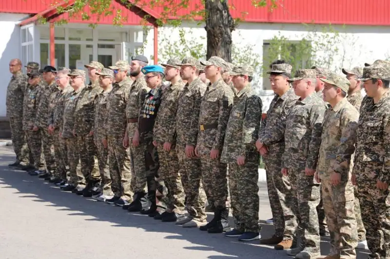 Торжественным построением отметили День защитника Отечества в Казкосмосе