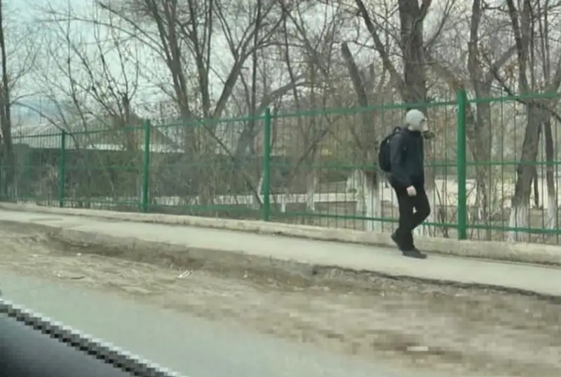 Atyraýlyq turǵyn kóshege protıvogaz kıip shyqty