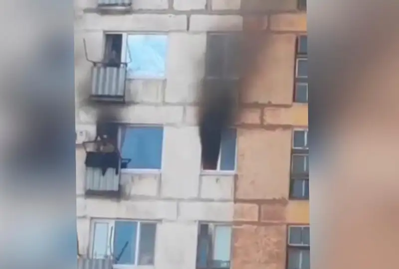 Жильцов многоэтажки спасли из пожара полицейские Лисаковска