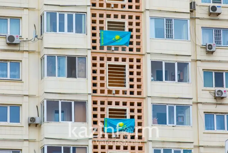Астанчане вывешивают на балконах государственный флаг: так готовятся ко Дню Республики