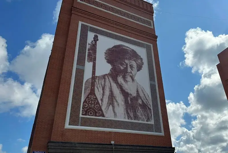 پەتروپاۆلدا كوپقاباتتى ءۇيدىڭ قابىرعاسىندا جامبىل بەينەلەنگەن پاننو پايدا بولدى