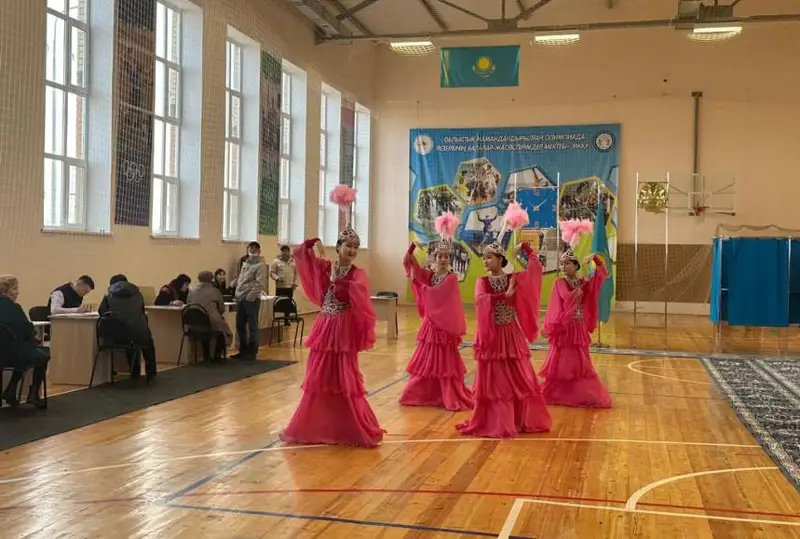 Oralda saılaýshylarǵa kontsert qoıyldy