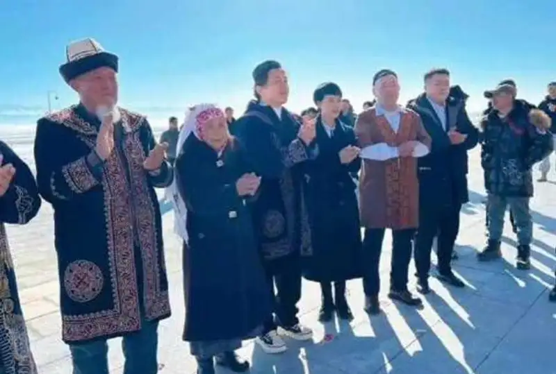 Хитойлик этник қозоқлар Жеки Чанга от совға қилишди