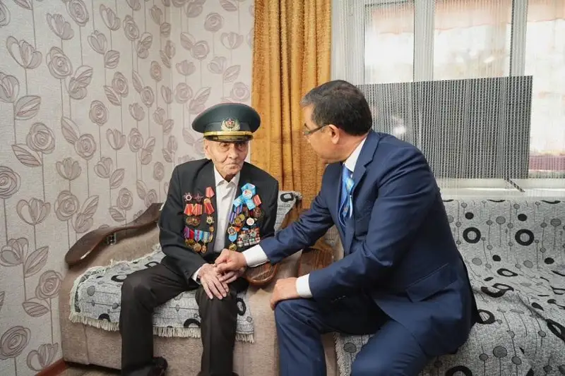 Ábdiǵalı Qaımoldınge Abaı oblysynyń ákimi Altyn juldyz ben «Otan» ordenin tabystady