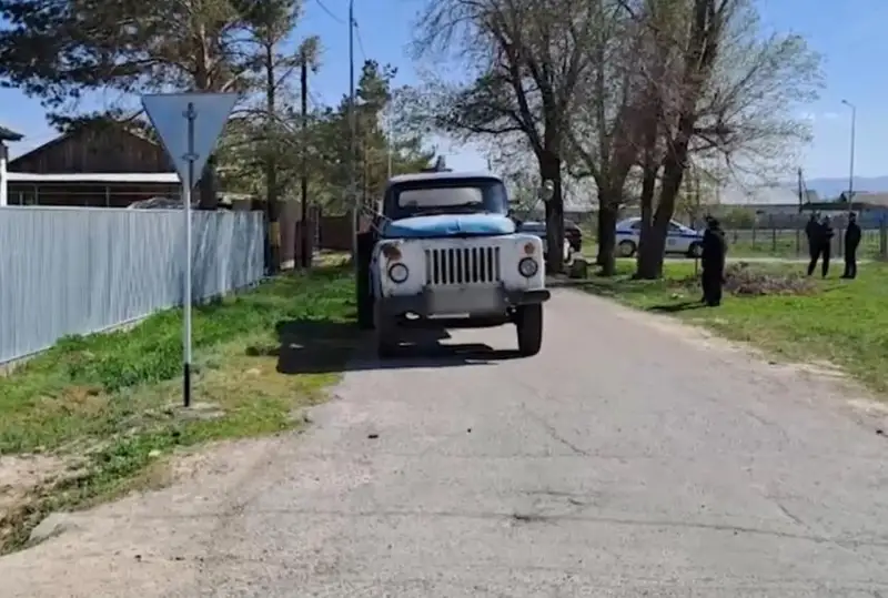 Taldyqorǵanda júk kóligi úsh jasar balany qaǵyp, mert qyldy