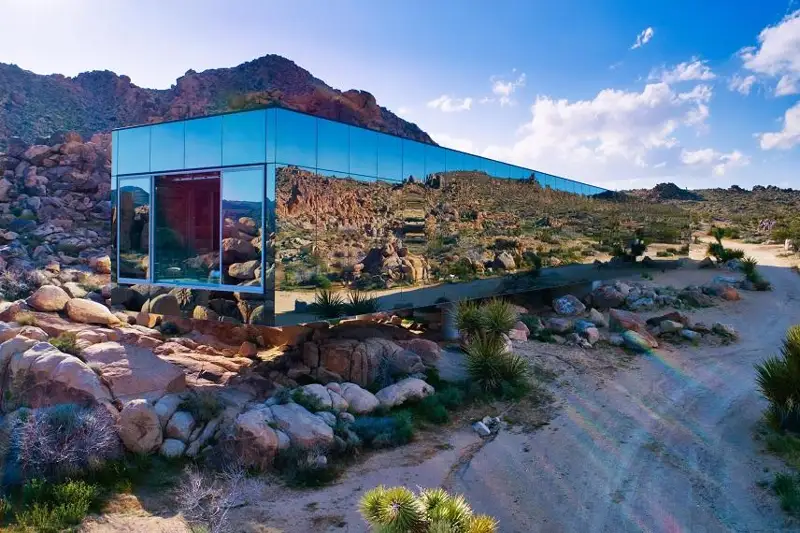 «Дом-невидимку» выставили на продажу в Калифорнии