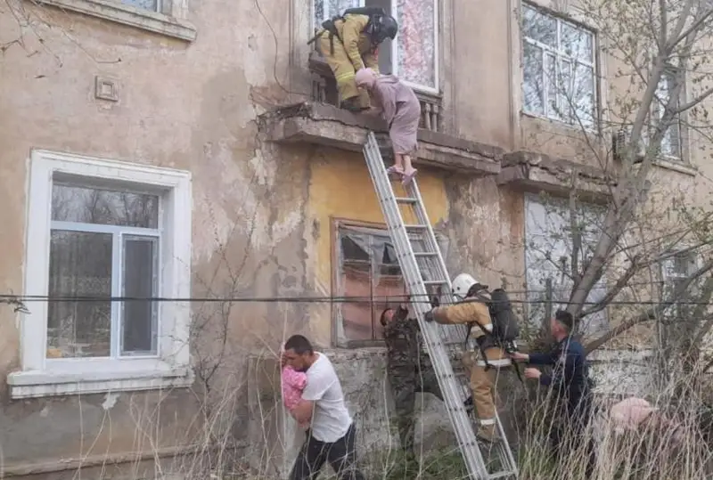 Восемь человек спасли от пожара в Актюбинской области