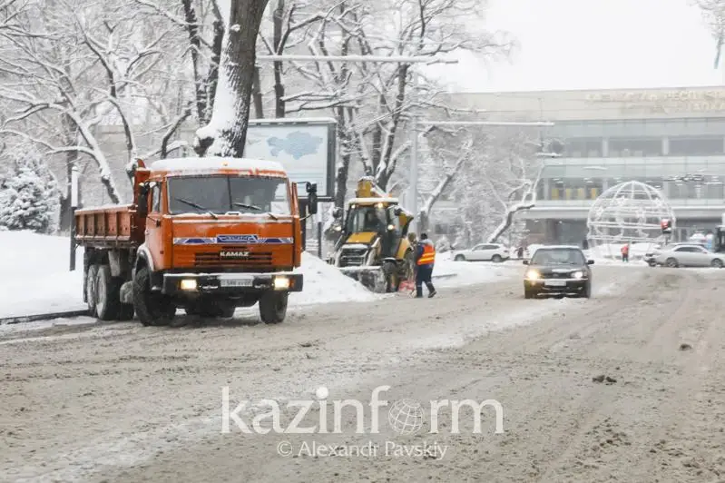 616 единиц спецтехники задействовано в уборке снега в Алматы