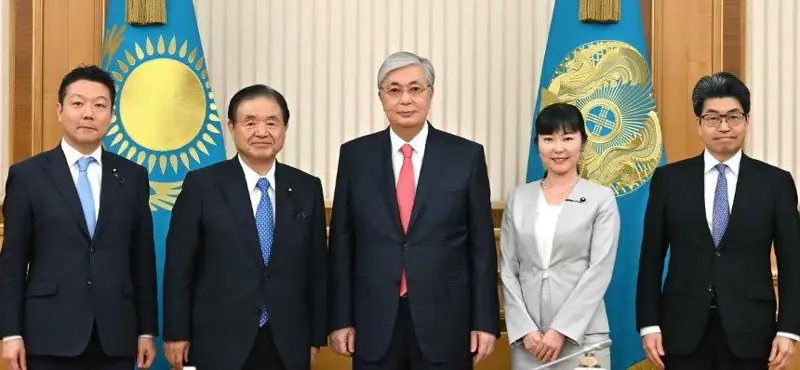 托卡耶夫总统会见日哈议会友好联盟主席