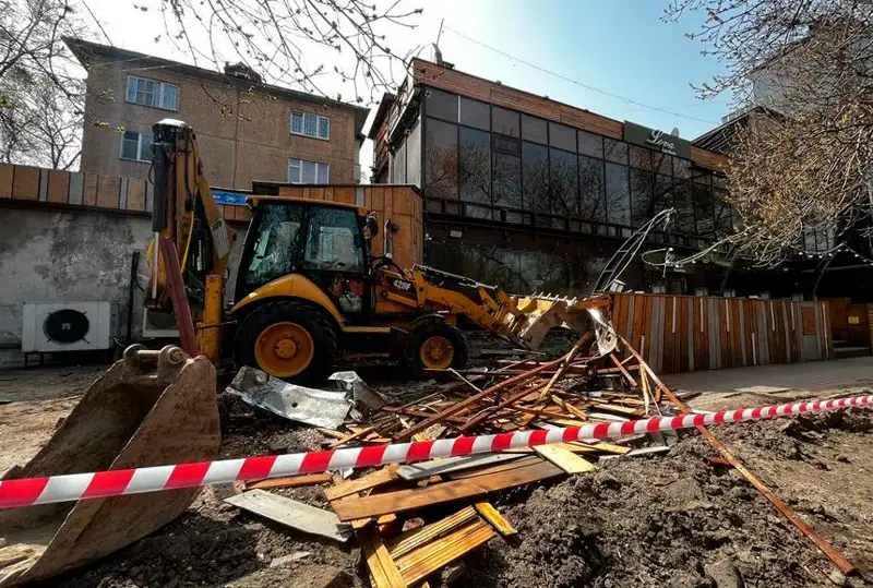 Летнюю террасу кафе сносят в центре Алматы