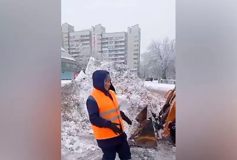 Звездой Тик-Тока стала танцующая на морозе сотрудница коммунальной службы Караганды