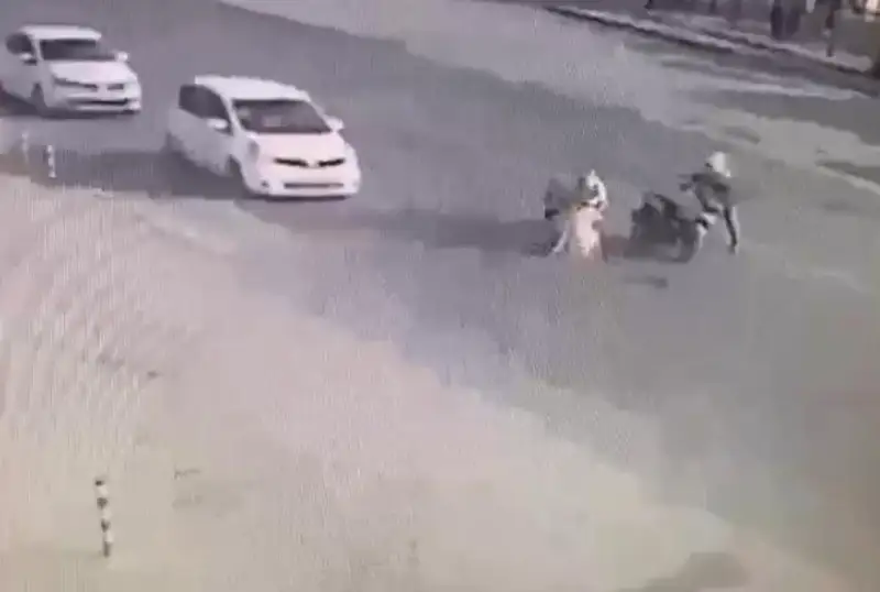 Aqtóbede skýterdegi zeınetker bir áıeldi qaǵyp ketip, qashyp ketken