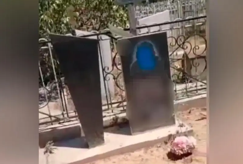 Kentaýda mazaratqa qoıylǵan kóktastardy boıap tastaǵan 11 jasar bala tergelip jatyr
