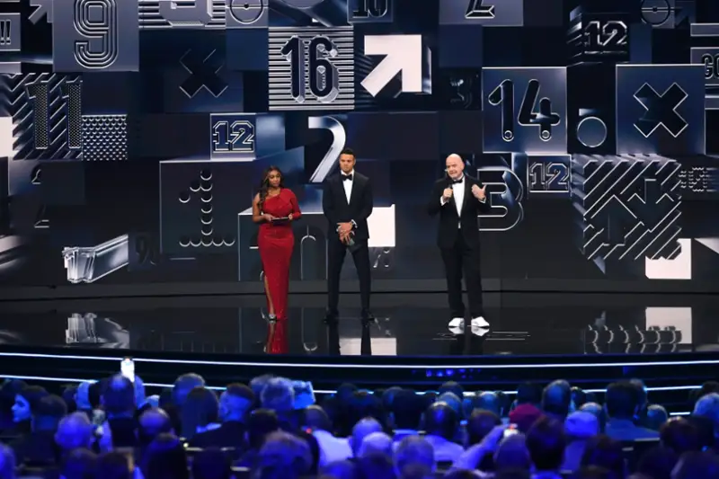 Pele FIFA-nyń arnaýly kýbogimen marapattaldy