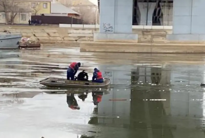 Поиски провалившегося под лед человека пятый день продолжают в Атырау