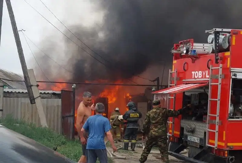 Мужчина спас ребенка из огня до приезда пожарных в Костанае