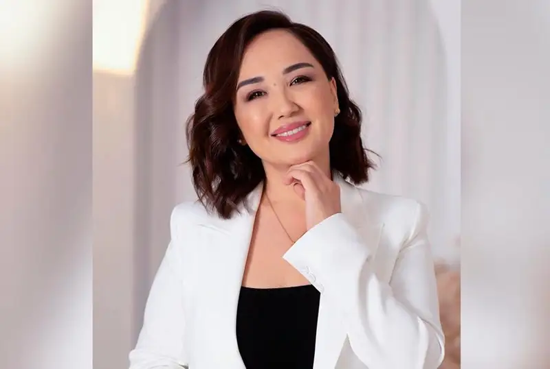 «Júrek jylýy»: Láılá Sultanqyzy oqýshyǵa dombyra syılaıtyn boldy