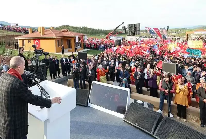 Пострадавшим от землетрясений в Турции вручили ключи от новых домов