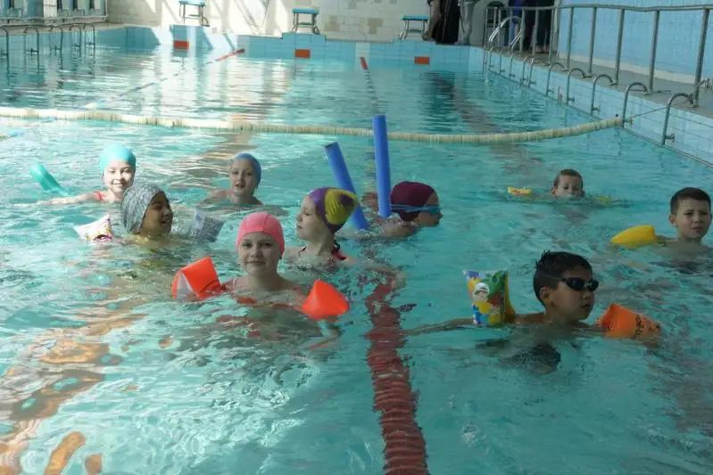 Около 6 тысяч детей научат плавать за лето в Карагандинской области