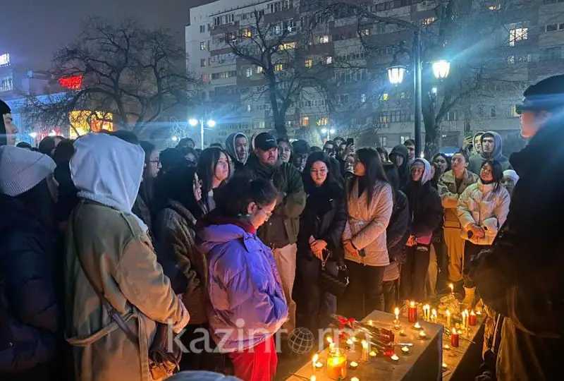 Поклонники почтили память погибшего музыканта Darkhan Juzz в Алматы