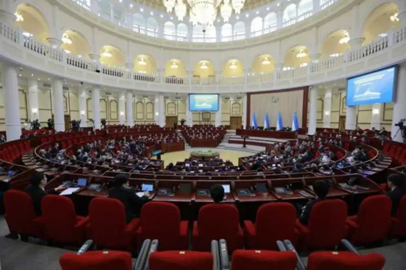 Ózbekstan jańa konstıtýtsııa qabyldaý úshin 30 sáýirde referendým ótkizedi