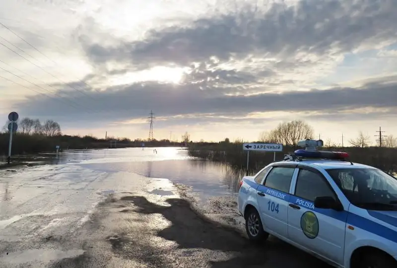 Перелив воды через трассу начался возле Петропавловска