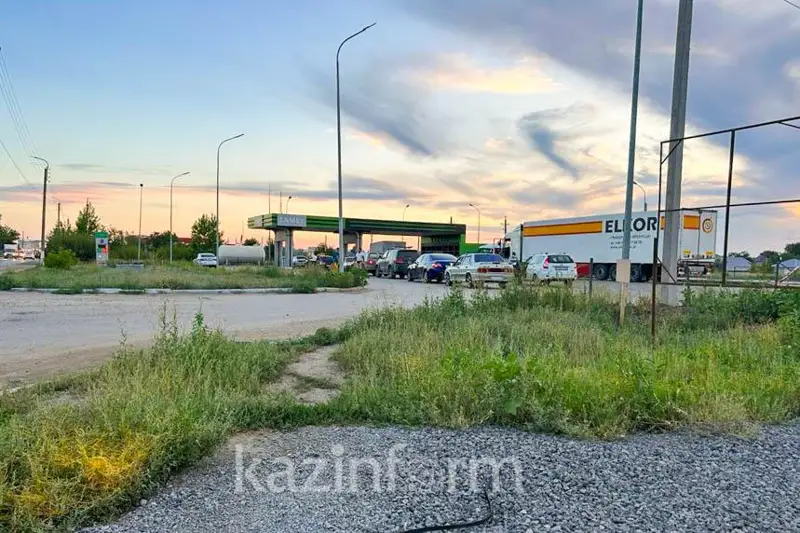 Aqtóbedegi gaz quıý beketinde kezek kóbeıdi