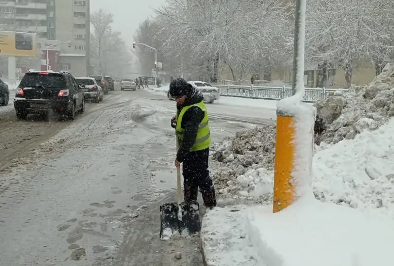 Qaraǵandydan bir táýlikte 12 myń tekshe metrden astam qar shyǵaryldy