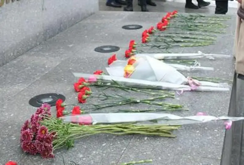 Цветы к мемориалу спасателей возложили в столице